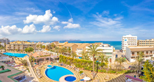 Luchtfoto resort en strand, Hurghada, Egypte, met helder blauw water en groene tuinen.