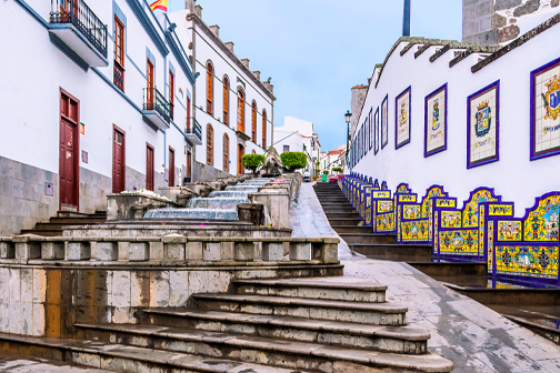 Trappen en waterpartij van Paseo de Gran Canaria in Firgas, met kleurrijke keramische tegels langs de straat.