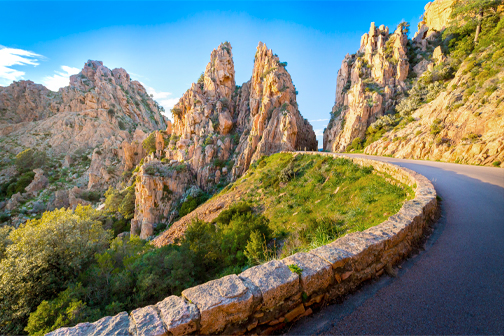 Natuur op Corsica met ruige bergen, groene bossen en rotsachtige hellingen in het afwisselende landschap van het eiland.