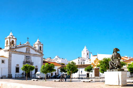 Binnenstad van Lagos in de Algarve met witte huizen, smalle straten en karakteristieke Portugese architectuur onder een heldere lucht.