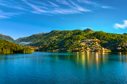Nationaal Park Peneda-Gerês in Portugal met groene bergen, rotsachtige hellingen en een uitgestrekt natuurlijk landschap onder een heldere lucht.