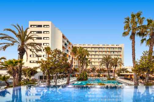 Hotel met meerdere zwembaden omringd door palmbomen