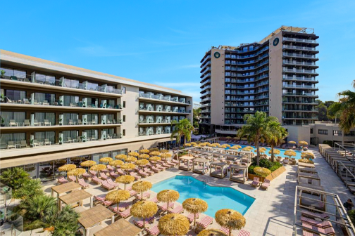 Zwembad met ligbedden en tropische parasols bij Aubamar Palma Resort