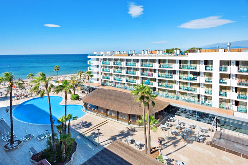 Zwembad omringd door ligbedden direct aan de heldere zee bij Best Maritim