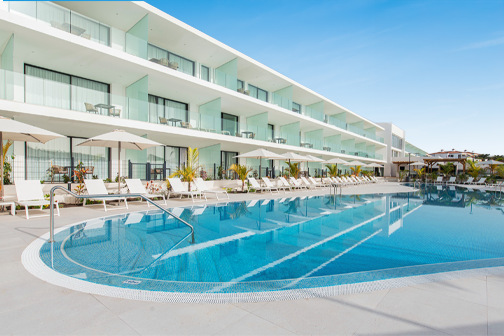 Zwembad met ligbedden van Amarilla Golf Residences