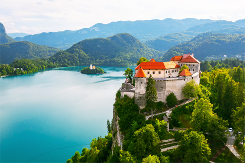 Het middeleeuwse kasteel van Bled op de rotswand van de berg in Slovenië