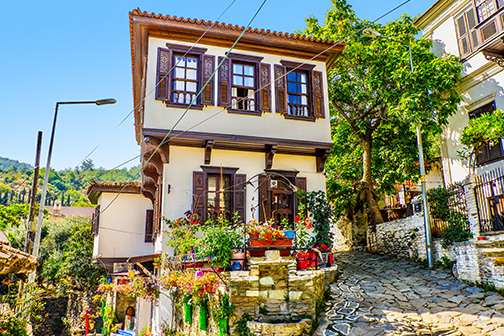 Klassiek huis in een omhooglopend straatje in Sirince, vlak bij Kusadasi