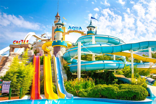 Kleurrijke glijbanen met zwembad en kasteel bij Hotel Aqua Fantasy in Kusadasi