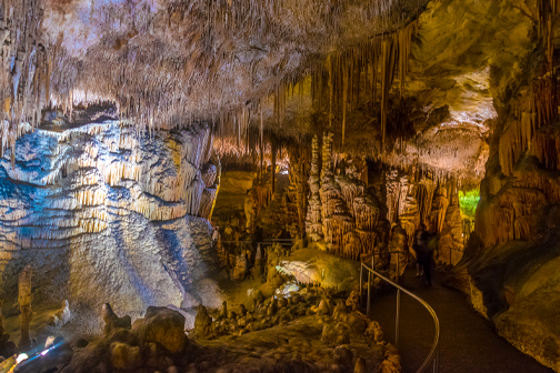 Grotten van Artà op Mallorca met indrukwekkende stalactieten en stalagmieten, hoge rotswanden en sfeervol verlichte ondergrondse ruimtes.