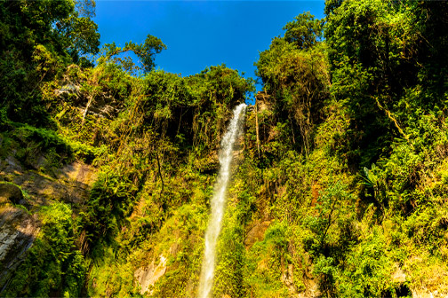 Prachtige Napuru waterval die van groene rotsen af daalt