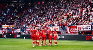 FC Twente spelers in stadion