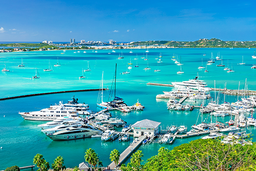 Zicht op de jachthaven van Sint Maarten met helderblauw water en veel witte bootjes