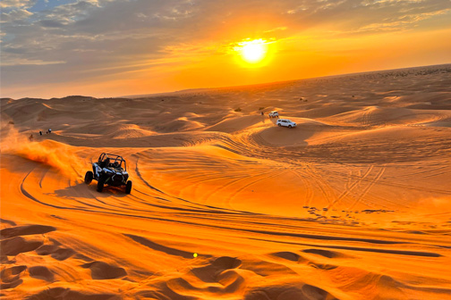 Een jeepsafari in de woestijn van Dubai tijdens zonsondergang
