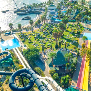 Watercity heeft niet alleen gave glijbanen, maar ligt ook aan het strand