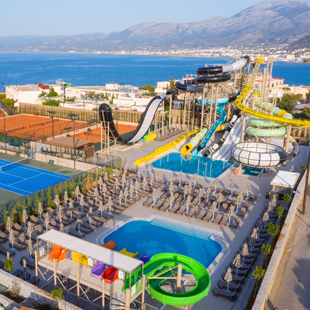 Vanuit de hoge glijbanentoren van Nana Golden Beach wacht plezier én uitzicht
