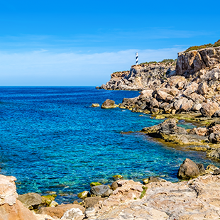 Uitzicht op de prachtige Cala Portinax nabij Santa Eulalia