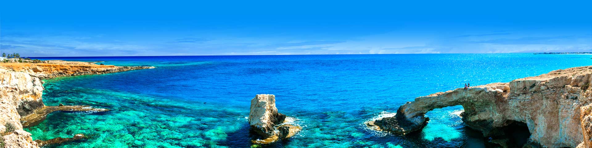 Helderblauwe zee met rotsformaties in Cyprus