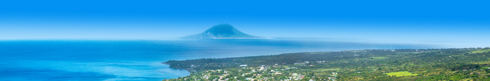 Luchtfoto van Sint Eustatius met berg en waterpartij op de achtergrond