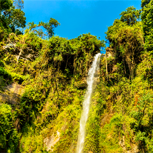 De Napuru Watervallen in de prachtige natuur van Tanzania