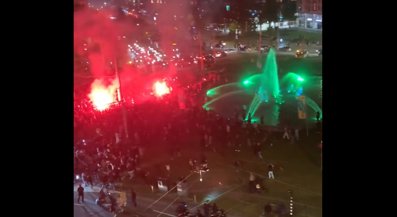 Thumbnail for article: Gekkenhuis op Hofplein in Rotterdam: eerste Feyenoord-fans duiken al in de fontein