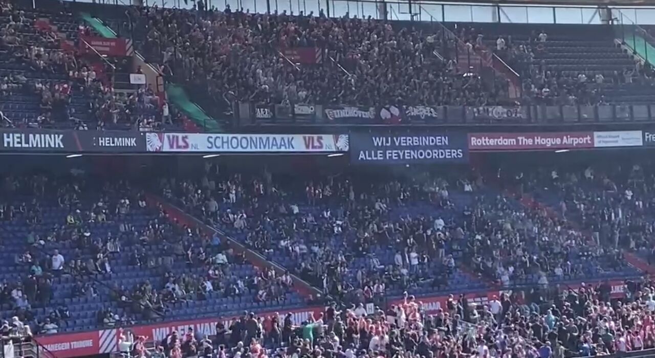 Thumbnail for article: Fans van PSV en Feyenoord juichen in De Kuip na Ajax-tegengoal