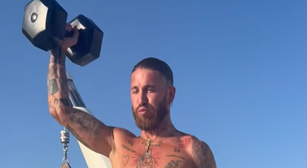 Thumbnail for article: Nog lang niet klaar: Sergio Ramos (36) slooft zich op vakantie uit met gewichten