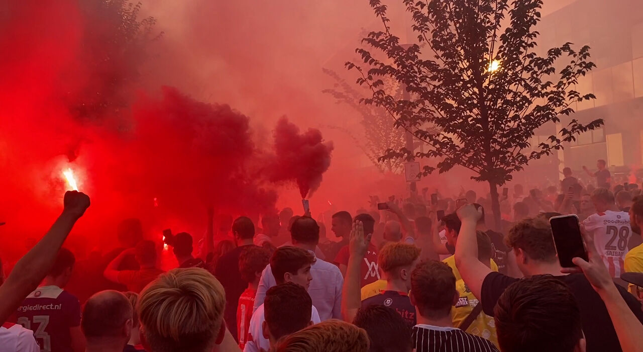 Thumbnail for article: Spelersbus van PSV wordt met oorverdovend geluid ontvangen bij het stadion