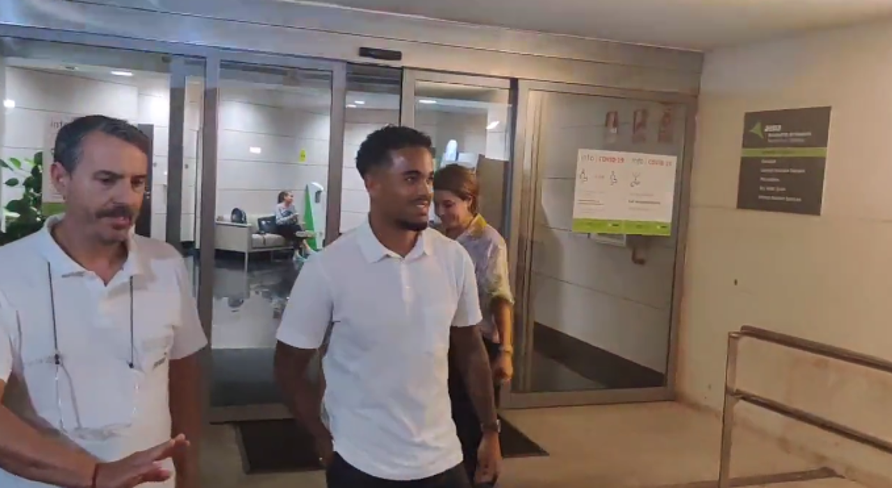 Thumbnail for article: Kluivert arriveert in Spanje voor transfer: chaos onder journalisten