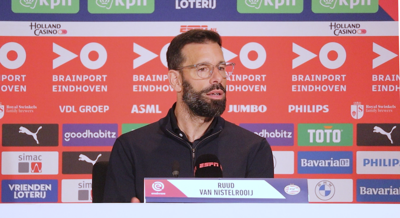 Thumbnail for article: Van Nistelrooij vol lof over 'mooi figuur': 'Anders dan anderen bij PSV'