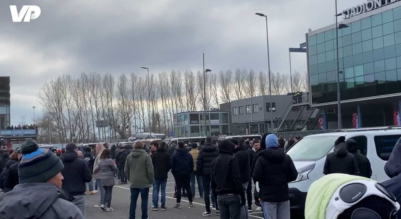 Thumbnail for article: Ajax-selectie arriveert in anonieme bus bij De Kuip voor De Klassieker