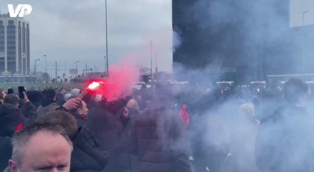 Thumbnail for article: "Hand in hand kameraden!": Feyenoord-fans onthalen spelers bij De Kuip