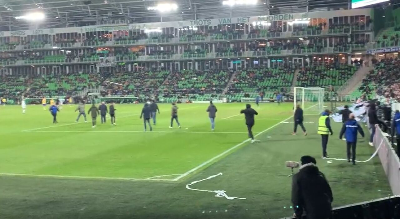 Thumbnail for article: De beelden: fans van Groningen komen het veld op en laten duel tijdelijk staken