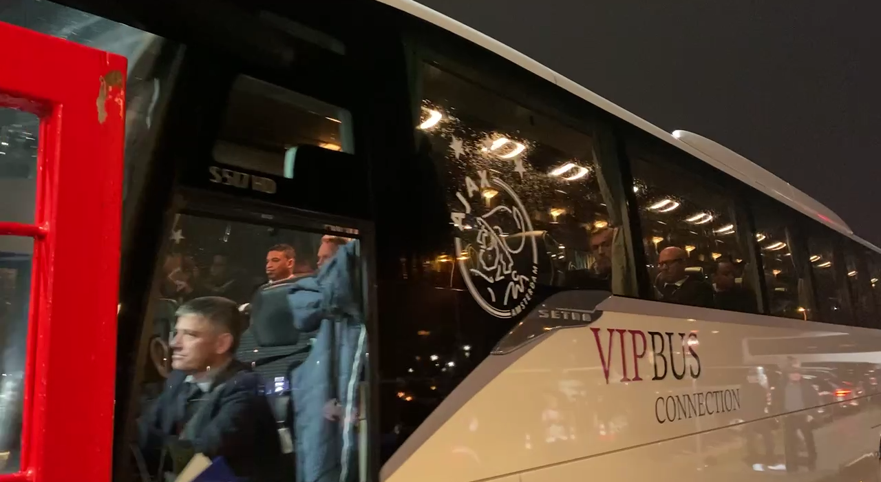 Thumbnail for article: Spelers Ajax arriveren bij stadion Union Berlin, gefocuste Ajacieden in de bus