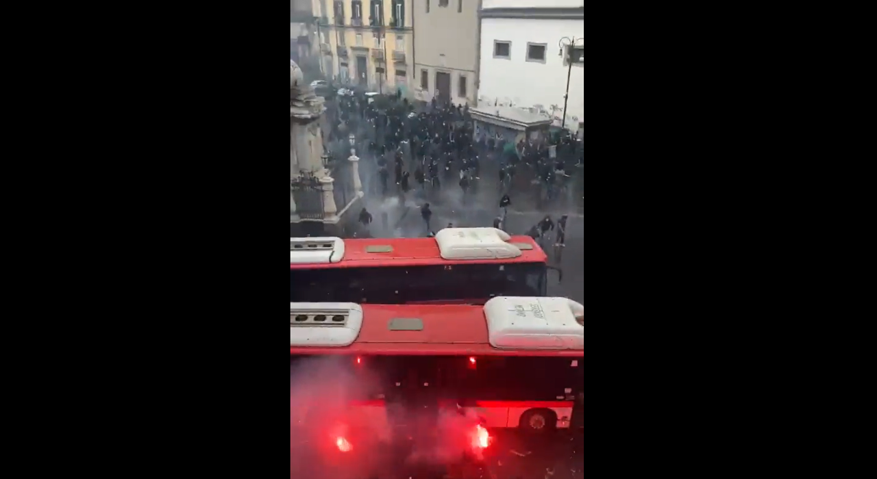 Thumbnail for article: Eintracht-fans compleet losgeslagen in Napels: oorlog met politie