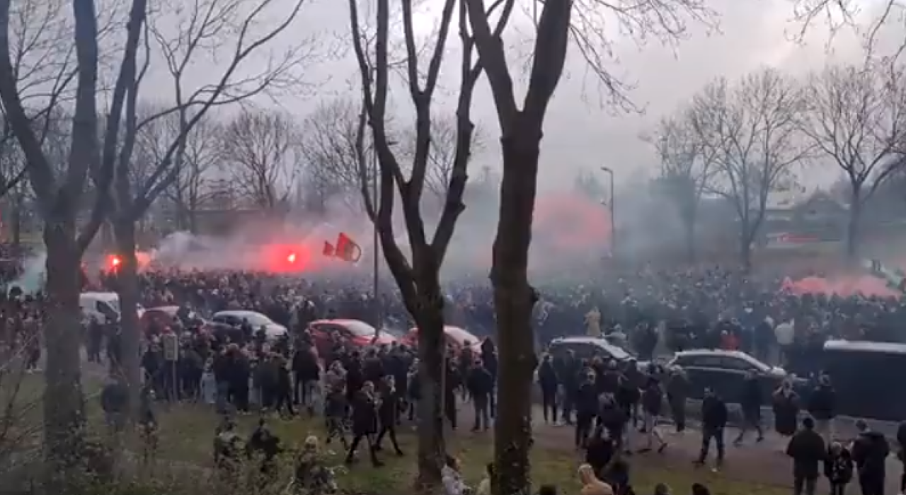 Thumbnail for article: Vreugde-explosie in Rotterdam: uitzinnige Feyenoord-fans wachten bus op