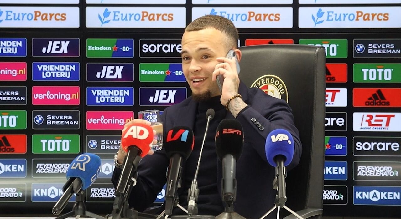 Thumbnail for article: Ongebruikelijk begin persconferentie Feyenoord met Hartman: 'Ik zit er al!'