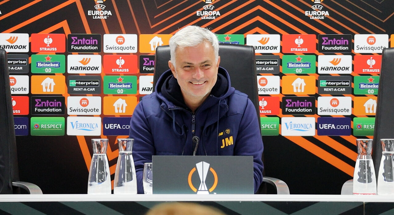 Thumbnail for article: Mourinho sneert tegenover Schreuder: 'Jullie hebben tien maanden gehuild'