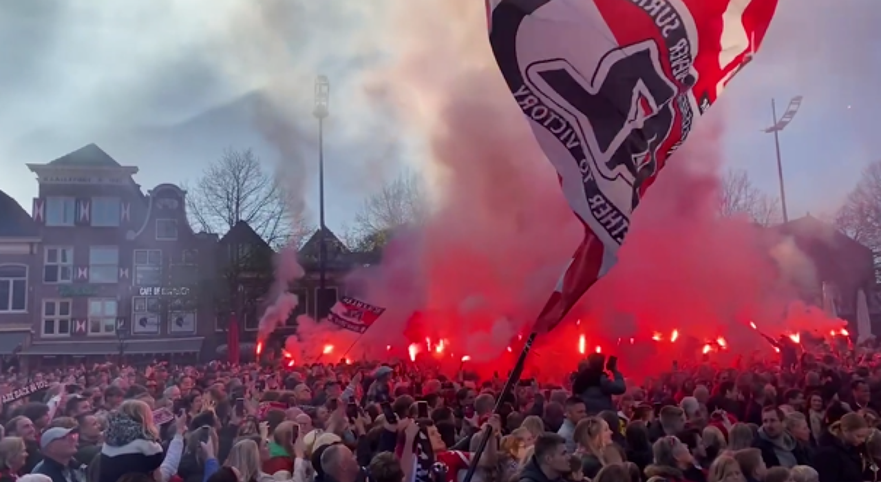 Thumbnail for article: Prachtig: AZ krijgt heldenontvangst tijdens huldiging na Youth League-winst