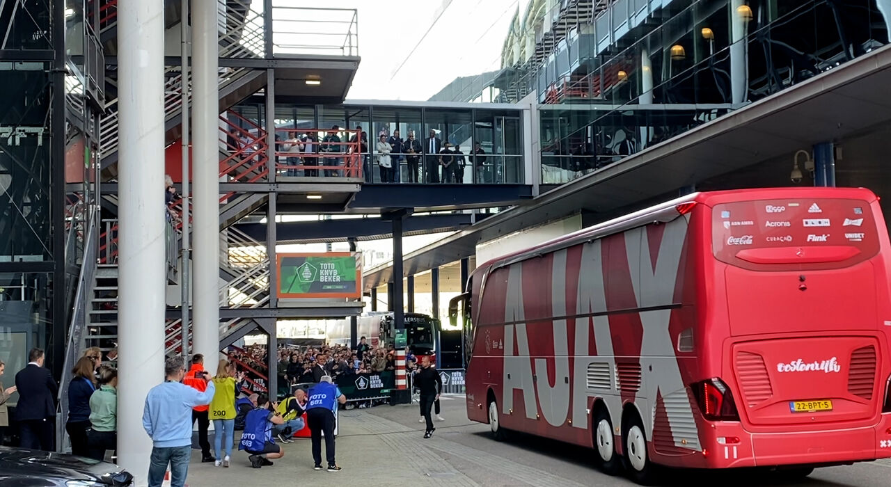 Thumbnail for article: Daar zijn ze: bussen Ajax en PSV arriveren bij De Kuip voor bekerfinale