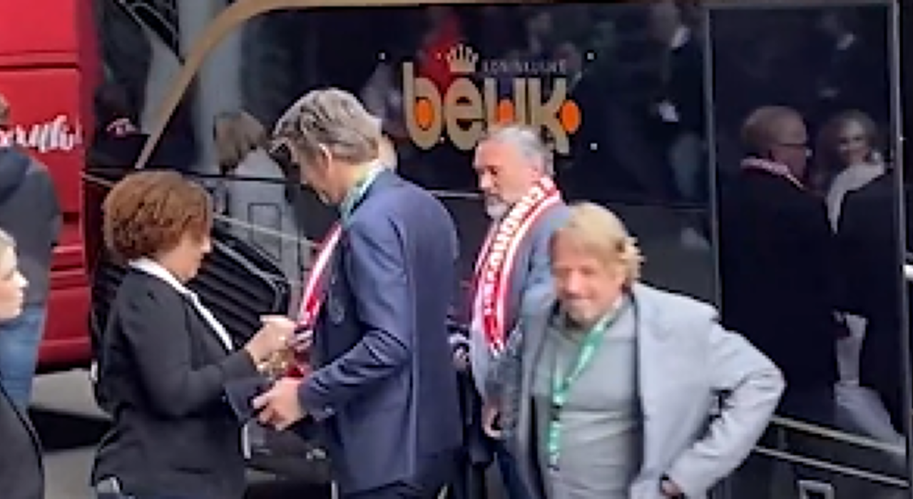 Thumbnail for article: Ajax-delegatie in Rotterdam: Van der Sar, Mislintat en Van Halst arriveren