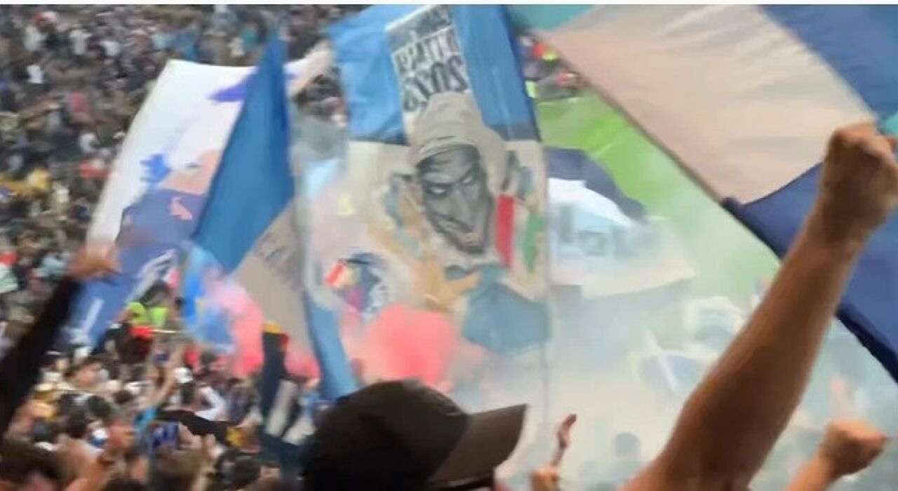 Thumbnail for article: Kippenvel! Napoli-fans breken stadion af na verlossende gelijkmaker Osimhen