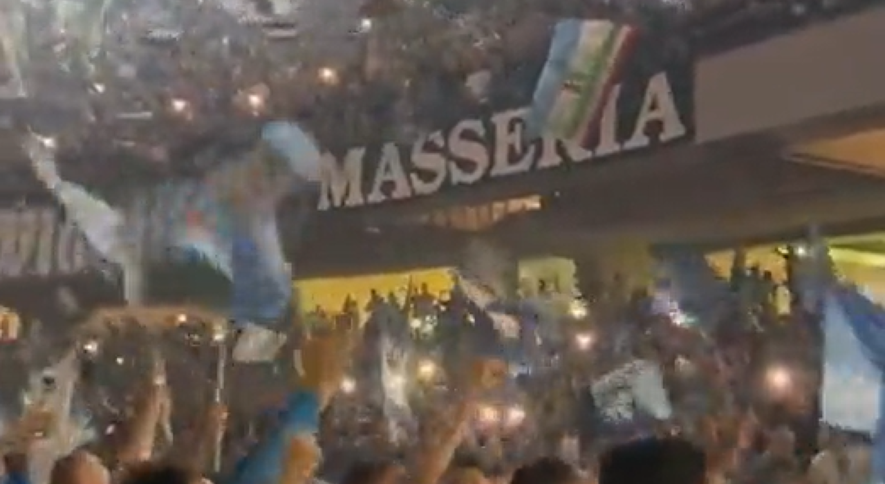 Thumbnail for article: Schitterende beelden: hossende Napoli-spelers vieren titel met uitzinnige fans