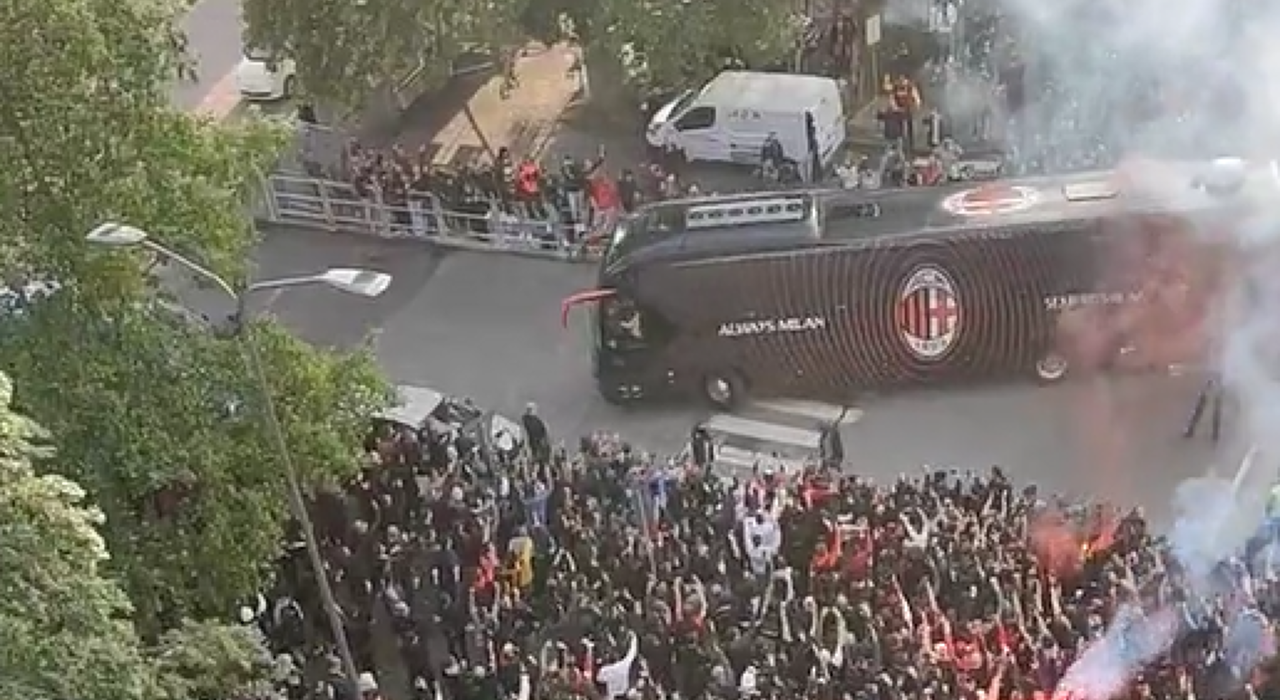 Thumbnail for article: Indrukwekkende beelden van onthaal spelersbus AC Milan bij San Siro 