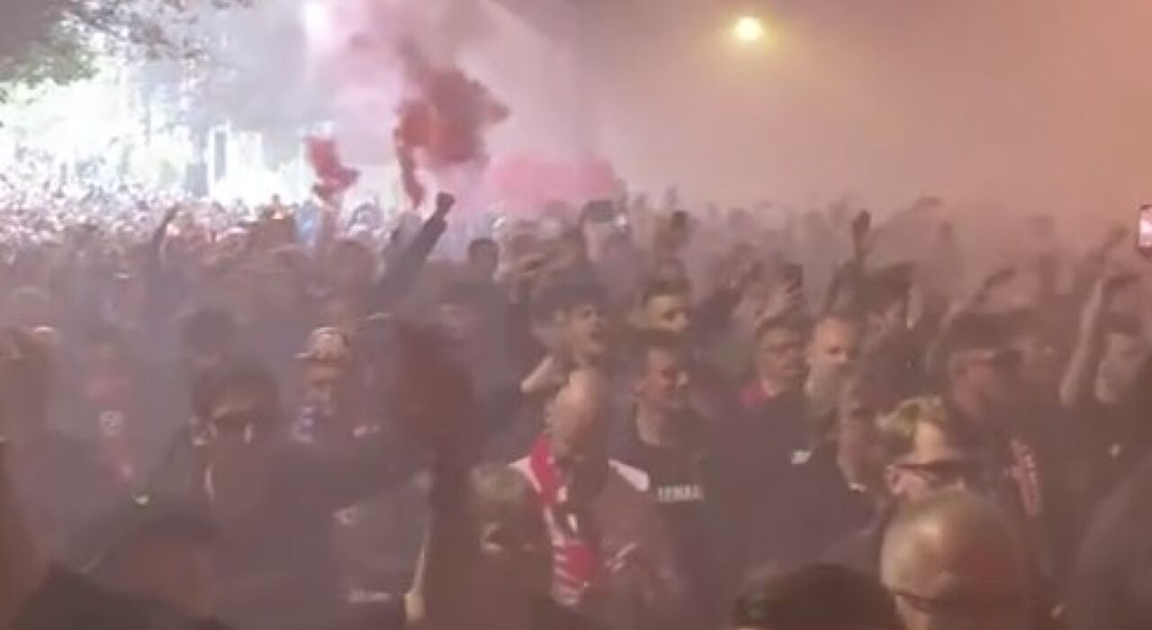 Thumbnail for article: Fantastische beelden: enorme stoet van AZ-fans op weg naar Olympisch Stadion