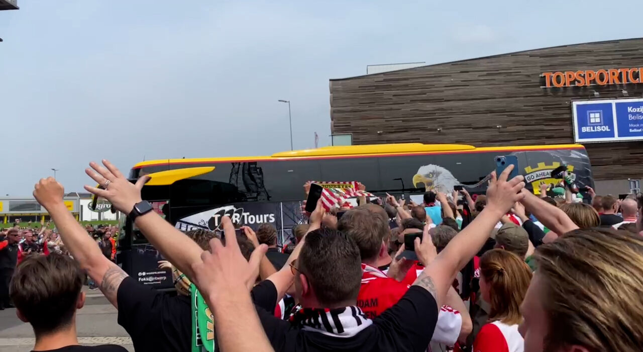 Thumbnail for article: Feyenoorders wachten spelersbus Go Ahead op: 'Wij worden kampioen'