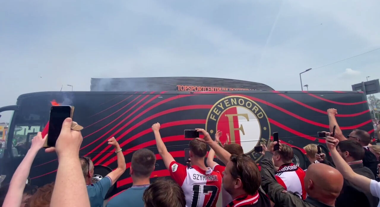 Thumbnail for article: Als helden onthaald: spelersbus Feyenoord arriveert onder luid gejuich bij De Kuip