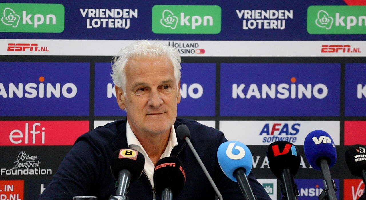 Thumbnail for article: Rutten afgeleid tijdens persconferentie PSV: 'Zag een mooie dame'