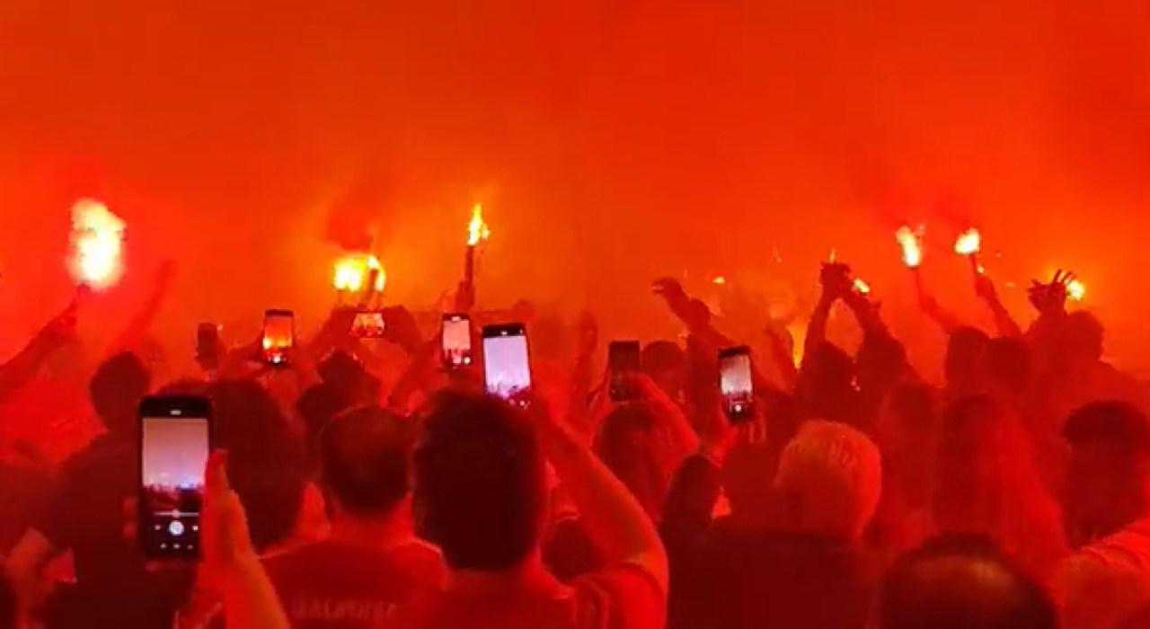 Thumbnail for article: Istanbul kleurt geel-rood: Galatasaray-fans gaan straat op na veroveren landstitel