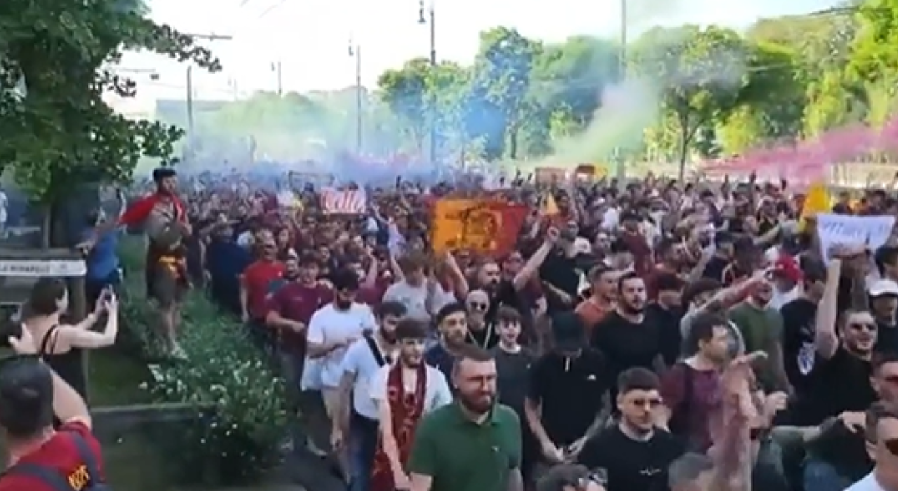 Thumbnail for article: Prachtig: enorme AS Roma-stoet op weg naar stadion voorafgaand aan EL-finale