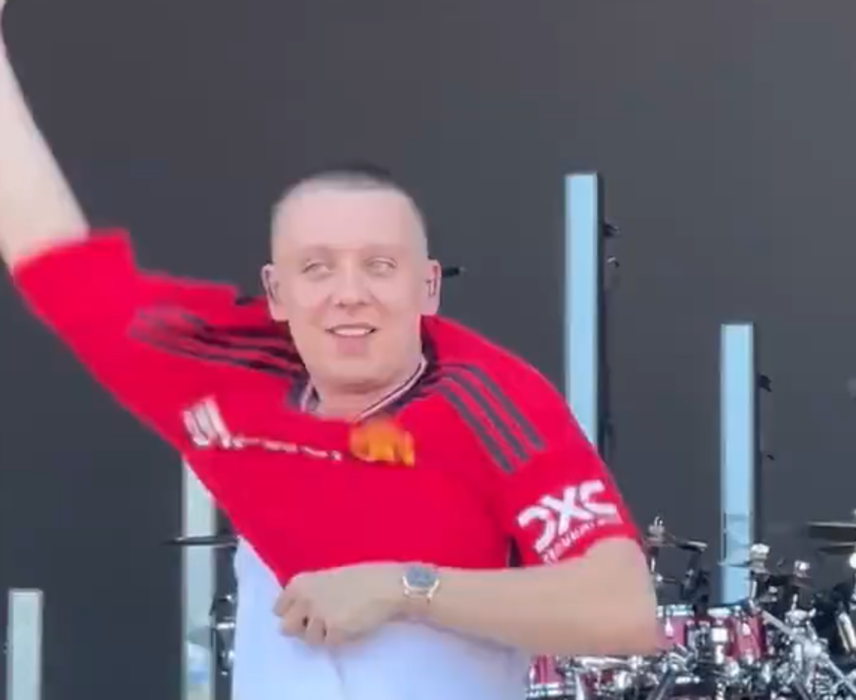 Thumbnail for article: Britse rapper lijkt nieuwe thuistenue Man United te onthullen op Glastonbury